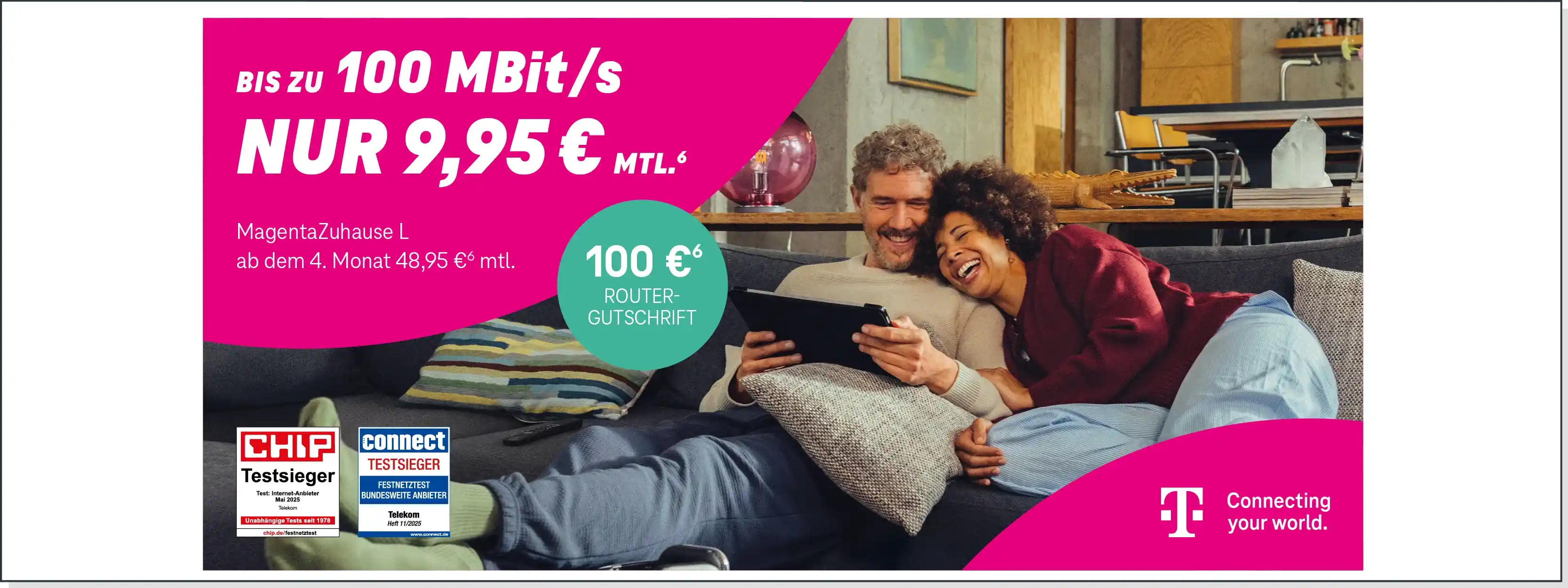Paar entspannt auf Sofa mit Tablet, Telekom Werbung für Internet mit 100 MBit/s Geschwindigkeit.